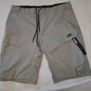 Nike tech cargo shorts size 36